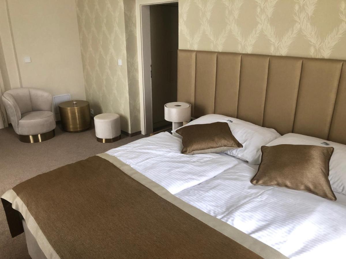 Hotel Panstvi Dlouha Lhota Exteriör bild