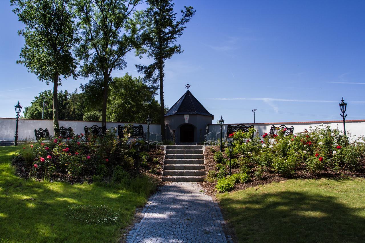 Hotel Panstvi Dlouha Lhota Exteriör bild